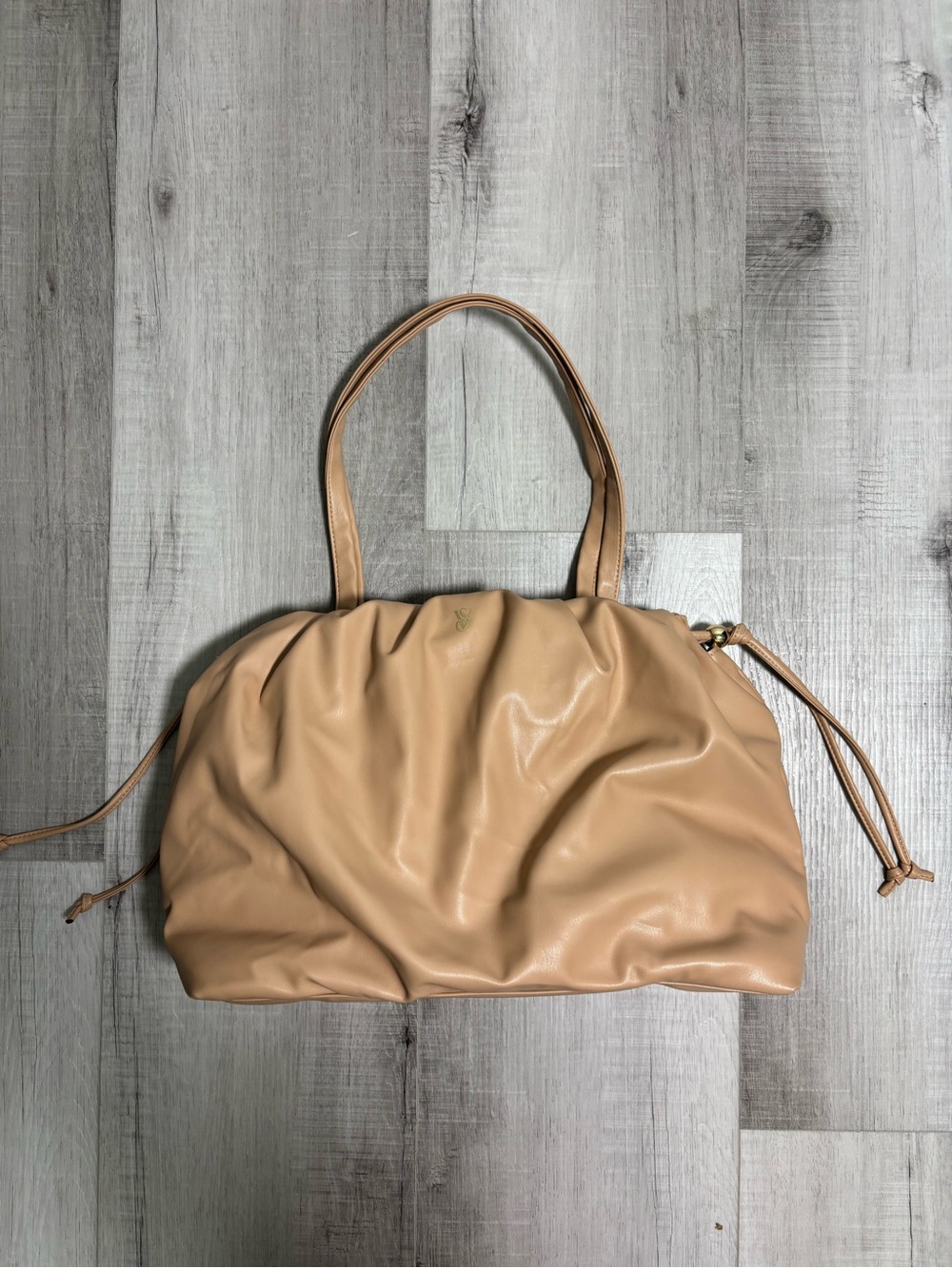 Victoria’s Secret Nude Faux Leather Ruched Drawstring Tote Bag NWT - Picture 3 of 11